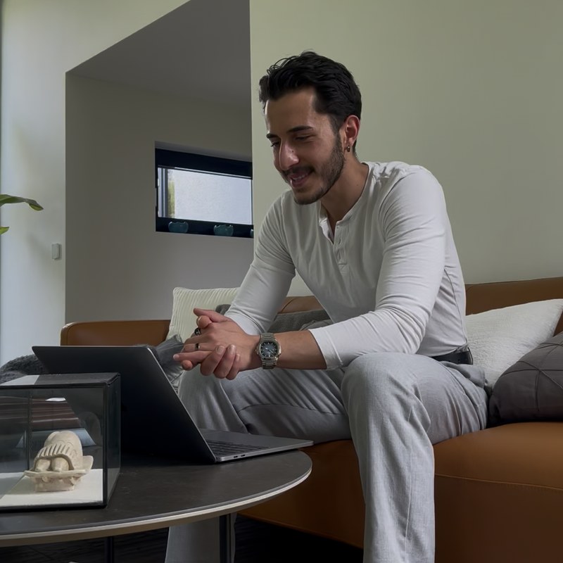 Dizüstü bilgisayarın başında, gülümseyerek online ders verirken